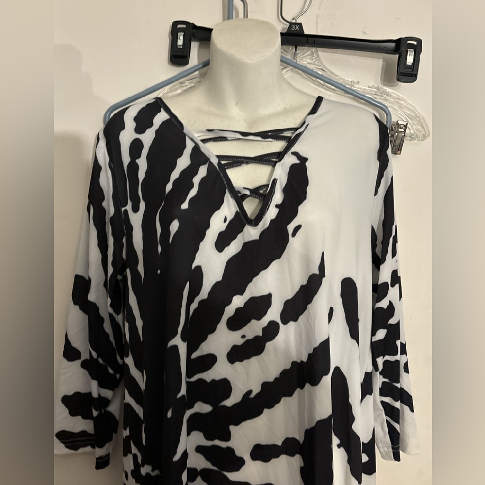 New Beyond This Plane Black & White Abstract Crisscross Tunic Size small - Picture 3 of 10